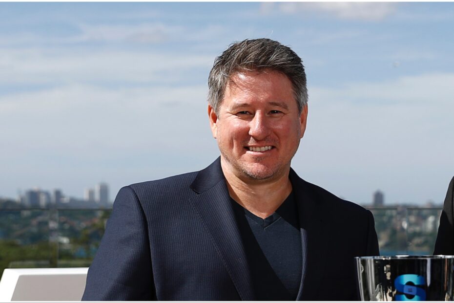 A MBC Group, um dos principais conglomerados de mídia do Oriente Médio, anunciou a contratação de Mike Sneesby como o novo CEO, substituindo Sam Barnett, que decidiu deixar o cargo. Sneesby, que assume a liderança da empresa no dia 1º de maio de 2025, vem da Nine Entertainment, onde desempenhou um papel crucial. Sua saída da Nine saiu em meio a um ano tumultuado, marcado por um relatório que expôs um ambiente de trabalho problemático, incluindo alegações de assédio sexual. Mudanças à Vista: Mike Sneesby Assume a Liderança da MBC Group e Marca o Fim da Era Sam Barnett