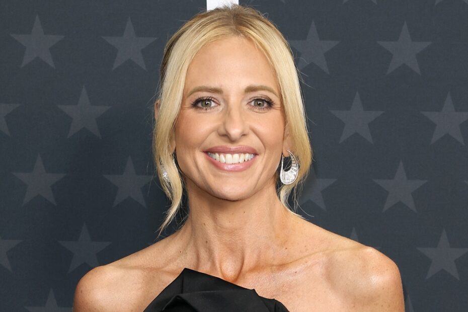Sarah Michelle Gellar, conhecida por seu papel em "Buffy, a Caça-Vampiros", foi escalada para um novo papel em uma série chamada "People". O projeto está sendo desenvolvido por um dos criadores de "The Killing", e tem gerado grande expectativa entre os fãs. Novos horizontes: estrelas da TV em novos papéis emocionantes