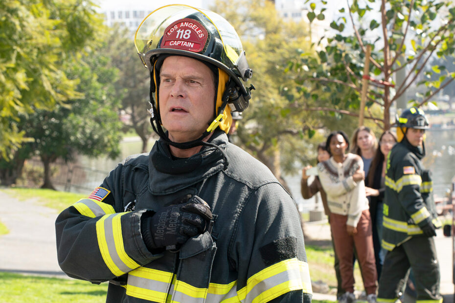 No episódio 14 da oitava temporada de "9-1-1", intitulado "Inherit the Wind", os espectadores testemunham momentos intensos e revelações impactantes. O enredo se aprofunda nas vidas dos personagens enquanto lida com os desdobramentos da saúde de Chimney, e as emoções envolvidas são palpáveis. A trama coloca Chimney em uma situação crítica, onde a sua vida está em jogo, gerando angústia não apenas nele, mas em todos que o cercam. O futuro incerto da equipe 118 após o evento explosivo