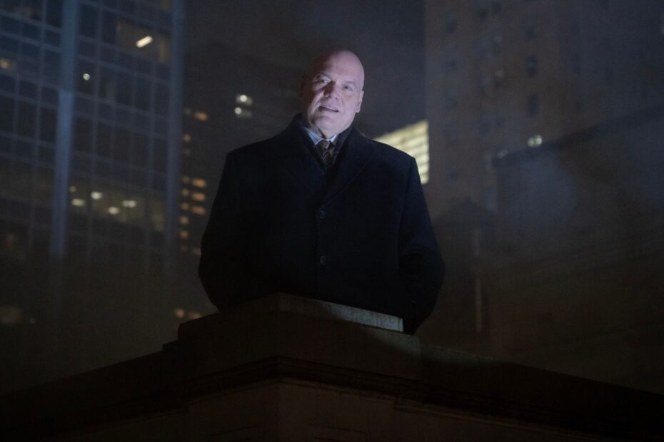 O final da primeira temporada de "Daredevil: Born Again" trouxe à tona um momento impactante que revelou o quão egoísta e insano o personagem Wilson Fisk, também conhecido como Kingpin, pode ser. A narrativa, que se desenrola com Matt Murdock se aceitando como Daredevil novamente, contrastou com a trajetória de Fisk, que lutou para se afirmar como um homem melhor, mas acabou se entregando a uma nova onda de violência. O Império de Fisk: A Face Sombria do Poder em Daredevil