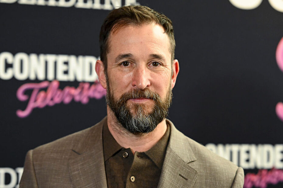 Noah Wyle, o renomado ator conhecido por seu papel na série "ER" e por seu trabalho em "Falling Skies", expressou suas preocupações em relação a um processo judicial que pode afetar o legado de sua famosa série. Em uma recente conversação, Wyle falou sobre como o caso, envolvendo a disputa do autor original do programa, pode manchar a imagem construídas ao longo dos anos. O legado de ER ameaçado por polêmica judicial