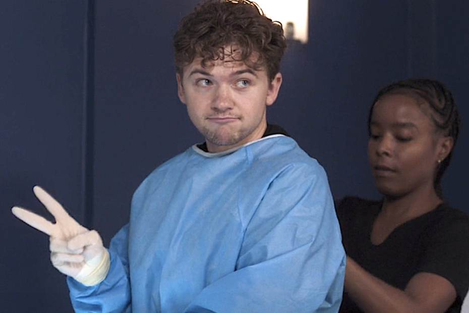 Recentemente, o drama médico Grey's Anatomy trouxe de volta o Dr. Scott Marcus, um residente de ginecologia e obstetrícia com um visual jovial, que se destacou em sua aparição no episódio do dia 6 de março e novamente em 3 de abril, no episódio intitulado “Don’t You (Forget About Me)”. Isso levanta uma questão interessante: qual será a recepção do público a esse novo personagem? O Novo OB de Grey’s Anatomy Vai Surpreender os Fãs!