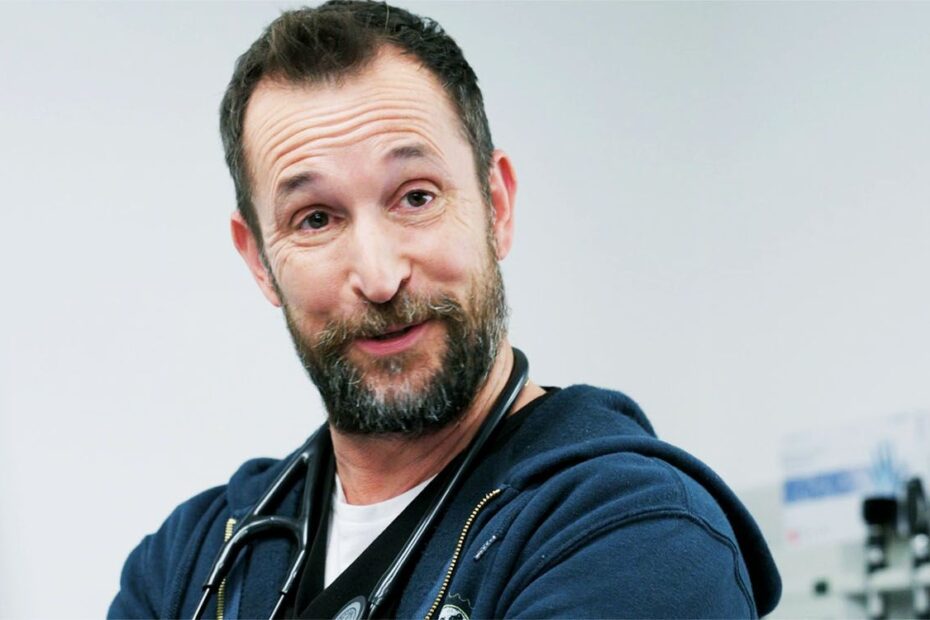 A segunda temporada de "The Pitt" já tem janela de lançamento confirmada e promete trazer novidades empolgantes. Criada por R. Scott Gemmill, a série médica estreou no início deste ano e segue o Dr. Michael Robinavitch, interpretado por Noah Wyle, e sua equipe lidando com crises pessoais e profissionais em um hospital de Pittsburgh. A primeira temporada foi bem recebida, garantindo a renovação do programa para uma segunda temporada em fevereiro. "The Pitt: Novas Temporadas Anuais Prometem Atração Contínua"