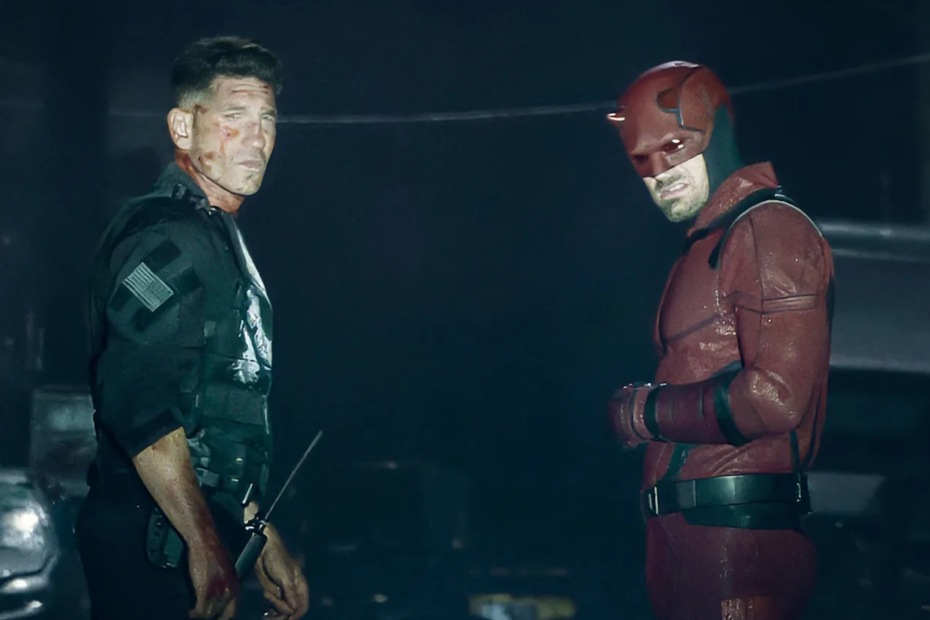 A temporada de estreia de **Daredevil: Born Again** chegou ao fim com um episódio repleto de ação, emoções e reviravoltas que deixaram os fãs ansiosos pela próxima temporada. O diretor Justin Benson anteriormente havia mencionado que o final contaria com um momento impressionante em termos de efeitos práticos e bastante violento, o que se revelou verdade. Os Rumores do Retorno em Daredevil: Born Again