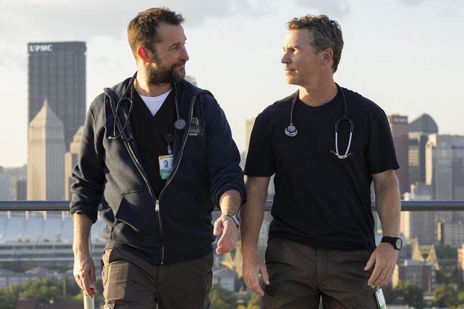 "The Pitt" tem se destacado nos serviços de streaming, especialmente na plataforma Max. Em seu primeiro ano, a série já acumulou uma média de mais de 10 milhões de espectadores internacionais ao longo de 14 dos 15 episódios. O drama médico, estrelado por Noah Wyle, teve um crescimento impressionante, mantendo uma sequência de 13 semanas de crescimento contínuo, onde cada episódio conseguiu atrair mais espectadores que o anterior desde sua estreia em 9 de janeiro de 2025. "Pitt conquista audiência e se destaca entre as grandes da Max"
