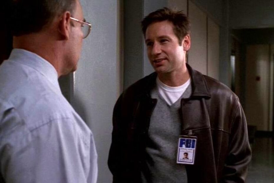 "The X-Files" é uma série icônica de ficção científica que muitas vezes mistura mistério e paranormalidade, e um dos episódios que se destacou por sua carga emocional e consequências inusitadas foi "Sein und Zeit", exibido em 6 de fevereiro de 2000. Neste episódio, o agente Fox Mulder, interpretado por David Duchovny, investiga um caso de sequestro em Sacramento, Califórnia, envolvendo uma menina chamada Amber, que desaparece misteriosamente. Polêmica nos Bastidores de X-Files: Acusações de Sequestro