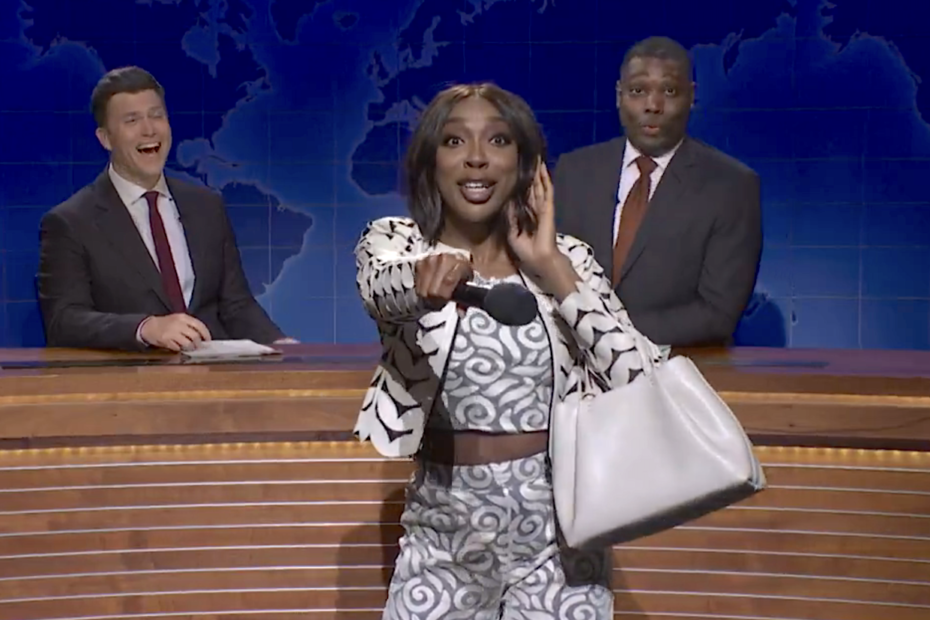 No último episódio do "Saturday Night Live", exibido em 5 de abril de 2025, Ego Nwodim, uma das integrantes do elenco, gerou um momento bastante inusitado ao interagir com a audiência durante sua participação no quadro "Weekend Update". Ela se apresentou como "Ms. Eggy", uma comediante arrojada que fazia piadas sobre o jantar dos correspondentes da Casa Branca, cargo que ela se ofereceu para assumir após a saída de Amber Ruffin. Público do SNL surpreende Ego Nwodim com palavrões ao vivo