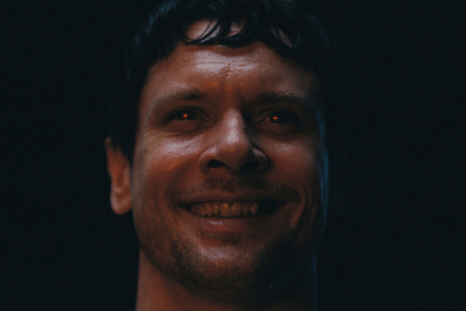**Jack O'Connell como o Vilão Remmick em "Sinners"** Quem interpreta o vilão Remmick em Sinners?