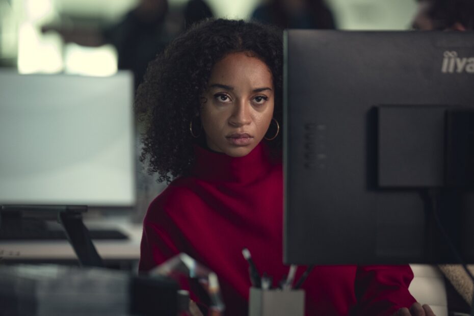 Black Mirror, a série que explora as complexidades da tecnologia em nossas vidas, lançou a tão aguardada sétima temporada. Um dos episódios mais intrigantes é "Bête Noire", que convida os espectadores a refletirem sobre a manipulação da realidade, o desvio em relação à verdade e o impacto do bullying na adolescência. Realidades Distorcidas: O Labirinto Emocional de Bête Noire