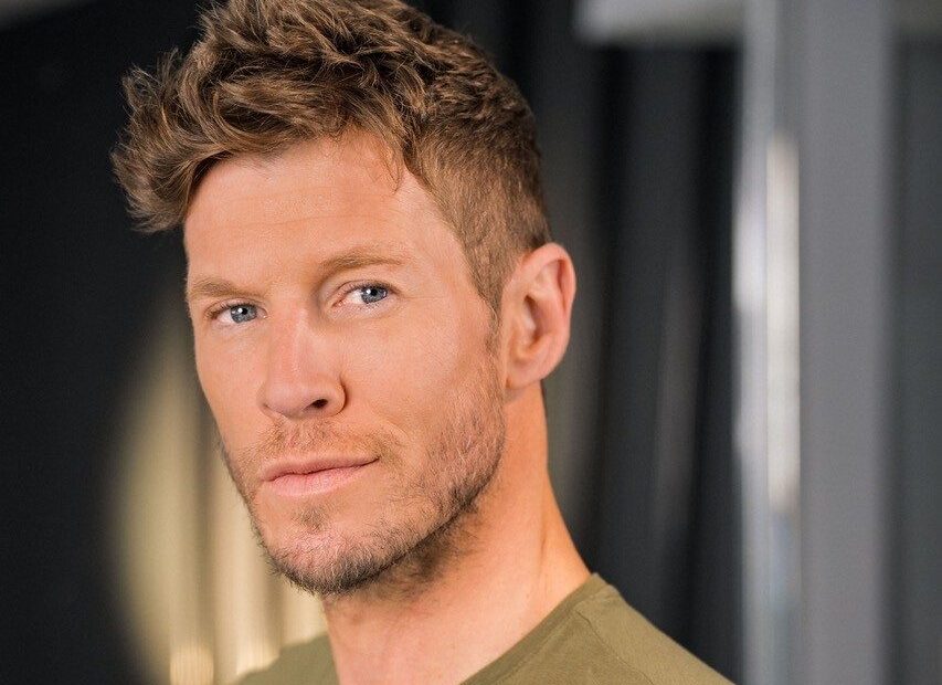 O filme "Recoil", estrelado por Chad Michael Collins, será apresentado no próximo Cannes Market, resultado da parceria entre a Alliance Media Partners e a produtora australiana Prodigy Movies. A direção é de Nick Robertson, conhecido pelo trabalho em "The Pack", e a produção ficou a cargo de Michael Robertson junto ao produtor britânico Chris Wheeldon, que já colaborou com Robertson no thriller de sobrevivência "Black Water". "Recoil: A Aventura de Chad Michael Collins Promete Surpresas no Mercado de Cannes"