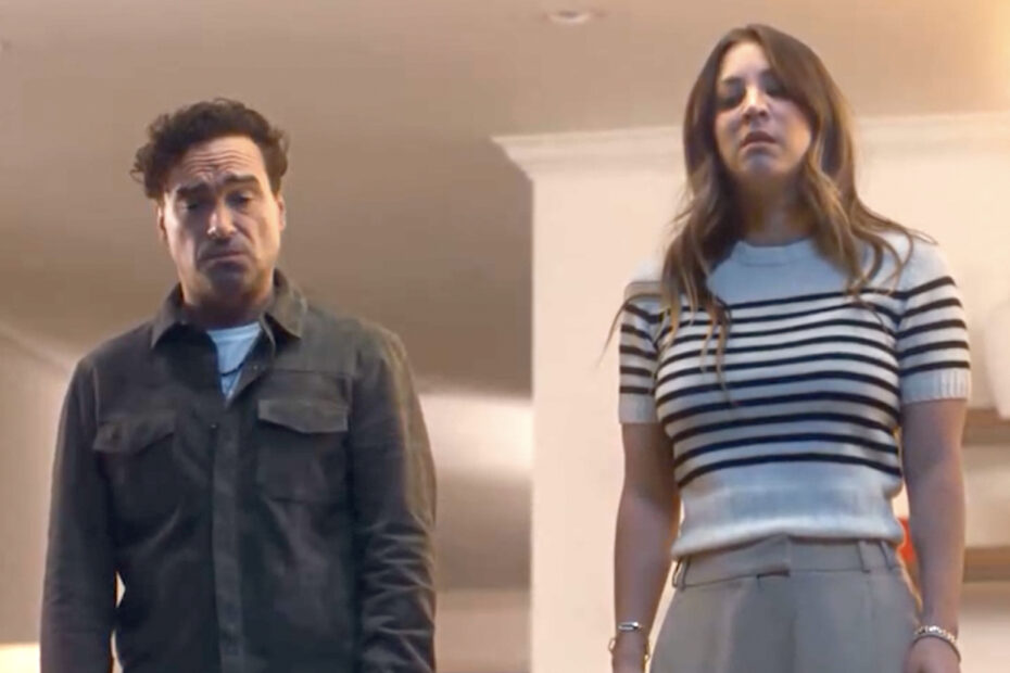 Kaley Cuoco e Johnny Galecki, conhecidos por seus papéis como Penny e Leonard em "The Big Bang Theory", se reuniram recentemente em um comercial para o jogo Royal Kingdom. Este anúncio marca a primeira colaboração dos dois após a série ter chegado ao fim em 2019. No vídeo de 60 segundos, Cuoco está planejando uma noite de jogos tradicionais, mas Galecki sugere que troquem os jogos de tabuleiro por uma versão digital, levando-os a jogar o game. Reencontro de Johnny e Kaley em comercial causa alvoroço
