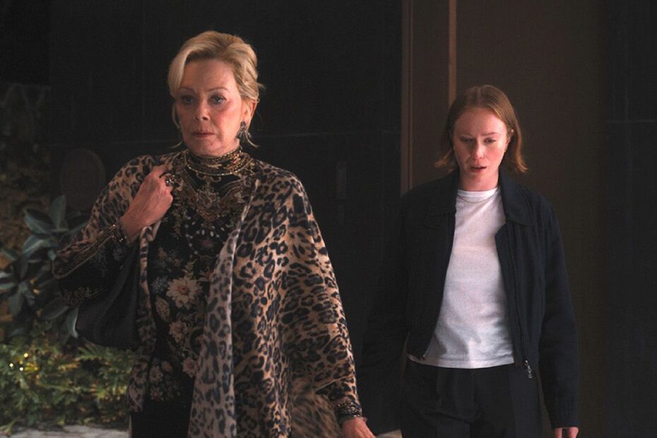 No segundo episódio da quarta temporada de "Hacks", intitulado “Cover Girls”, a trama se aprofunda nas tensões entre Deborah e Ava. A relação entre elas, que começou a se deteriorar no final da terceira temporada, continua difícil, especialmente após a maneira como Ava conquistou sua posição de roteirista principal através de chantagem. Reencontro de Rivalidade: Deborah e Ava em Busca de Sucesso