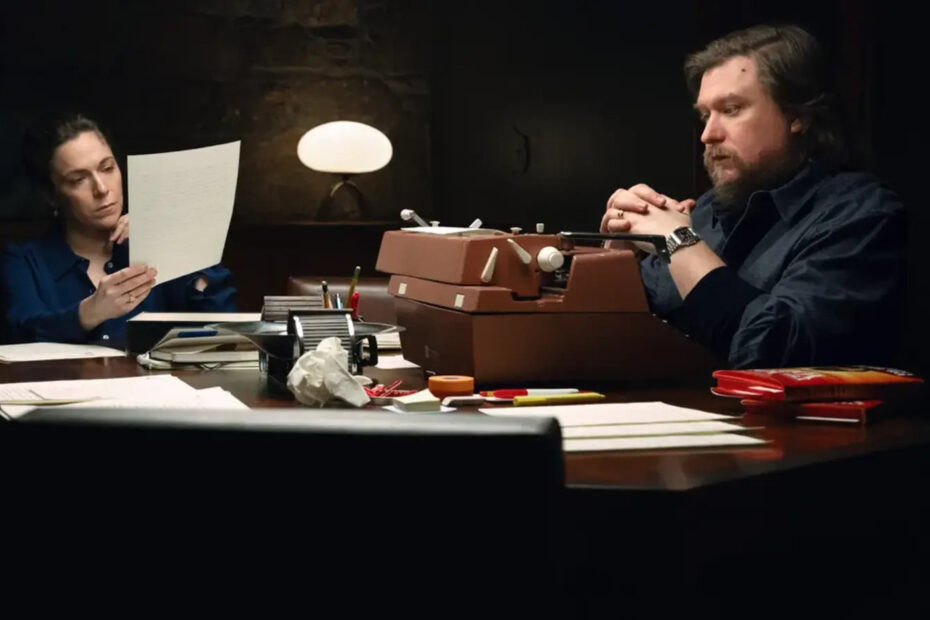 Em "Severance", a aclamada série de ficção científica criada por Dan Erickson, os personagens principais têm chips instalados em seus cérebros que manipulam suas memórias. No ambiente de trabalho, eles não possuem recordações de suas vidas fora do escritório, e vice-versa. Essa divisão resulta em vivências bastante peculiares, como a falta de memórias de sono e a incapacidade de leitura entre os “innies”, as versões deles que trabalham na empresa Lumon. Reflexões Sobre Ricken e Seus Amigos em Severance