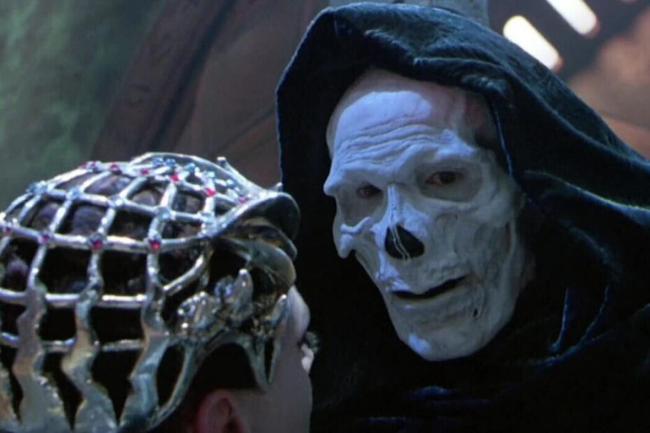 As filmagens de "Masters of the Universe" estão em andamento e novas imagens do set trazem algumas revelações intrigantes. Entre elas, destaca-se a famosa Castle Grayskull, que sempre foi um marco da franquia. As fotos mostram a icônica mandíbula da fortaleza, que até agora não teve sua devida representação em um filme de ação ao vivo. Embora a maioria dos elementos revelados sugira um grande uso de CGI para criar Eternia, há detalhes que os fãs podem identificar nas imagens distantes. Rei e vilão em batalha: a nova era de Masters of the Universe!