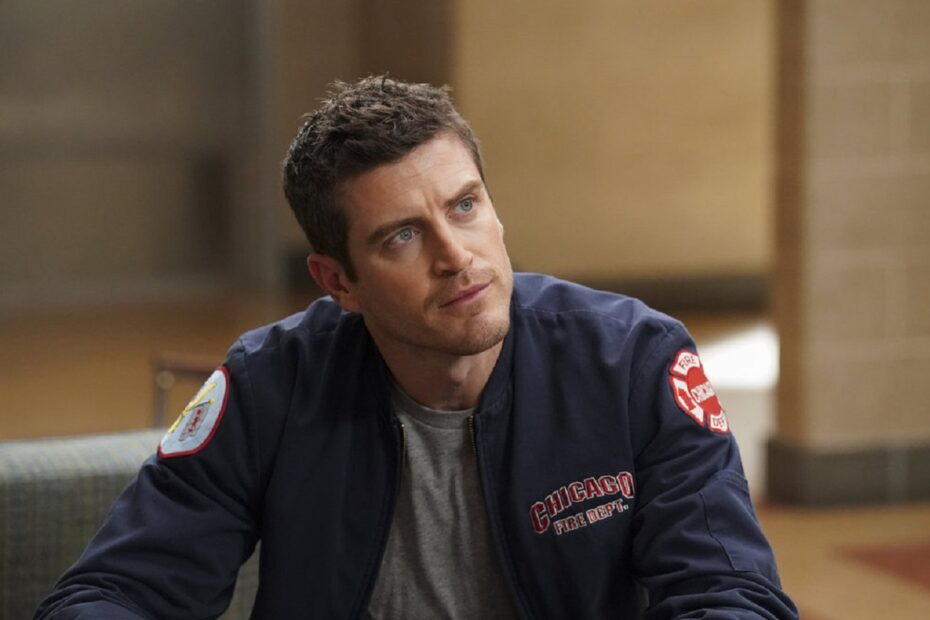 Em "Chicago Fire", a situação de Carver é um dos principais focos da trama. Recentemente, ele se internou em uma clínica de reabilitação devido a uma recaída no vício em álcool, o que o deixou afastado da equipe. Neste contexto, Violet manifestou seus sentimentos complexos em uma carta, mas decidiu não enviá-la para que Carver pudesse se concentrar em sua recuperação. A boa notícia é que Carver está prestes a retornar ao trabalho e Violet ficou sabendo que ele voltará no próximo turno. Retorno Surpreendente de Carver em Chicago Fire
