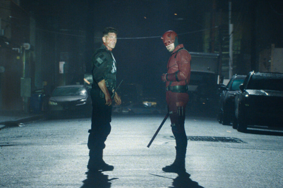 O episódio final da primeira temporada de "Daredevil: Born Again", intitulado "Straight to Hell", apresenta um cenário caótico em Nova York, agora sob a lei marcial do prefeito Fisk, também conhecido como Kingpin. Com uma ordem clara: "sem mais vigilantes", Fisk não poupa esforços para reafirmar seu controle sobre a cidade, enquanto suas ações se tornam cada vez mais perigosas. Retornos Sombrio: Velhos Laços e Vinganças em Daredevil: Born Again