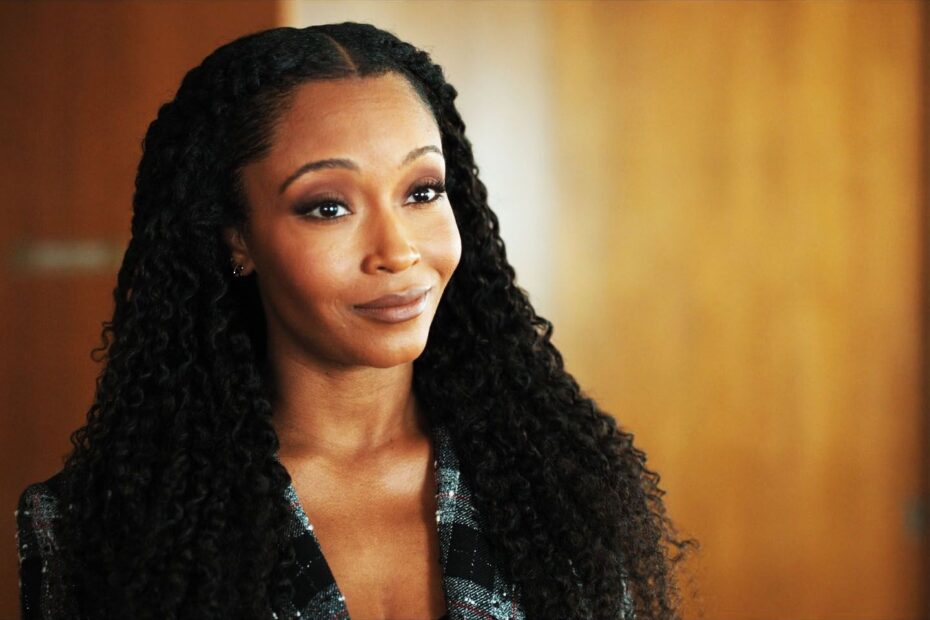 A série "The Lincoln Lawyer" está se preparando para sua quarta temporada, mas há uma grande mudança no elenco que está gerando atenção: Yaya DaCosta, que interpreta a promotora Andrea Freeman, não retornará. Esse afastamento gerou surpresas entre os fãs, pois a série tem se mostrado um grande sucesso na Netflix. Saída surpreendente de Yaya DaCosta em A Ordem do Advogado