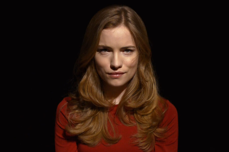 A série "Scream: The Series", exibida pela MTV, merece mais reconhecimento, especialmente por trazer a atriz Willa Fitzgerald como protagonista. A série, que estreou em 2015, trouxe uma nova abordagem ao icônico universo de "Scream", embora tenha recebido críticas mistas tanto de especialistas quanto de fãs. Scream: A série subestimada com um astro de Reacher