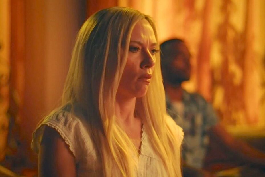 No último episódio do programa "Saturday Night Live" (SNL), uma divertida esquete trouxe a família de Donald Trump como personagens em uma paródia inspirada na série "The White Lotus", renomeada para "The White POTUS". O episódio, exibido no dia 12 de abril de 2025, contou com James Austin Johnson interpretando um Trump decepcionado, refletindo sobre sua administração e utilizando hamburgueres do McDonald's como forma de lidar com seu estresse, após danificar a economia dos Estados Unidos com suas políticas tarifárias. "SNL Leva Família Trump para o Mundo de The White Lotus"