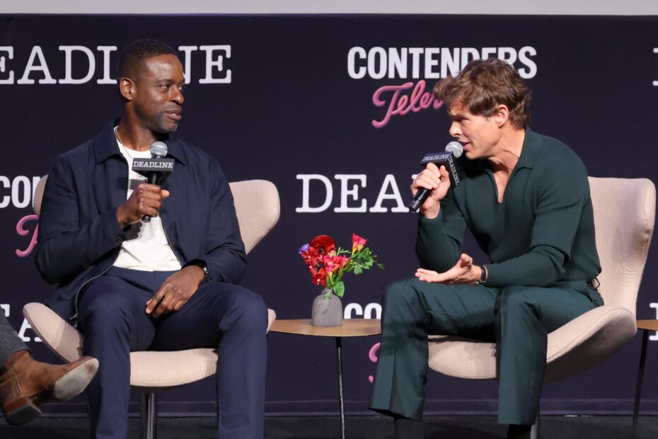 Sterling K. Brown e James Marsden participaram de um painel sobre "Paradise" no evento Deadline Contenders Television em 6 de abril de 2025. Durante o painel, Brown, que é tanto o protagonista quanto um dos produtores executivos da série, ressaltou como essa experiência tem sido gratificante. "Eu realmente ganho mais dinheiro agora", brincou Brown, antes de falar seriamente sobre as vantagens de poder influenciar o elenco e as contratações do projeto. Sterling K. Brown: A Importância da Produção Executiva na Criação de Parcerias Criativas em Paradise