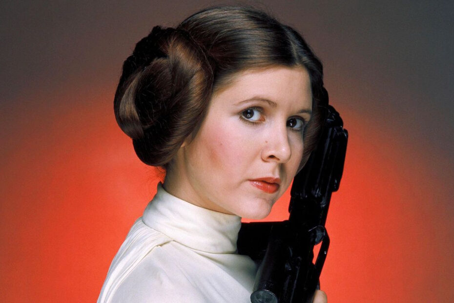 Os fãs de Star Wars sempre se empenham em discutir e resolver as questões que surgem na narrativa, mesmo em uma saga tão amada. Uma das maiores inconsistências da história envolve a Princesa Leia e suas memórias sobre a mãe, Padmé Amidala. Em "Star Wars: O Retorno de Jedi", Leia menciona sentimentos sobre a mãe que nunca pôde conhecer, já que "Star Wars: A Vingança dos Sith" revela que a mãe morre logo após o parto. Teoria de fãs de Star Wars resolve buraco na trama de Leia