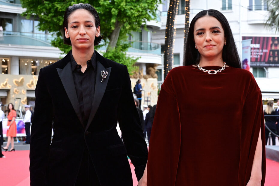 **"The Little Sister" Brilha no Festival de Cannes com Ovacionamento de 12 Minutos** A Pequena Irmã Encanta e Conquista Cannes com Uma Ovacionante Recepção de 12 Minutos