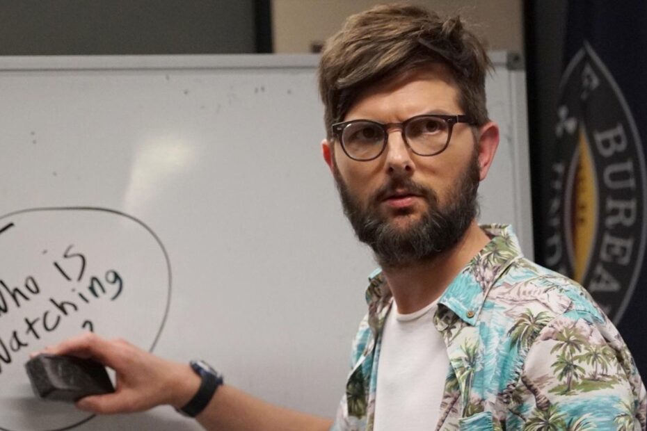 **Adam Scott e Britt Lower: Uma Conexão Cômica Antes de Severance** Casal de Severance Brilhou em Série Cancelada Antes da Fama