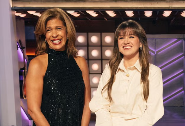 **Hoda Kotb Esclarece Rumores Sobre Substituição de Kelly Clarkson** Hoda Kotb responde a rumores sobre Kelly Clarkson no programa