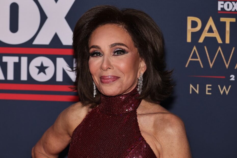 **Jeanine Pirro Deixa Fox News Para Assumir Cargo de Procuradora dos EUA** Jeanine Pirro assume cargo de procuradora de Trump em Washington