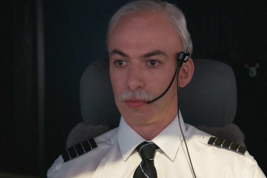 **A Nova Visão de Nathan Fielder sobre o Herói Americano Captain Sully** Nathan Fielder transforma a vida de Sully em uma comédia incrível