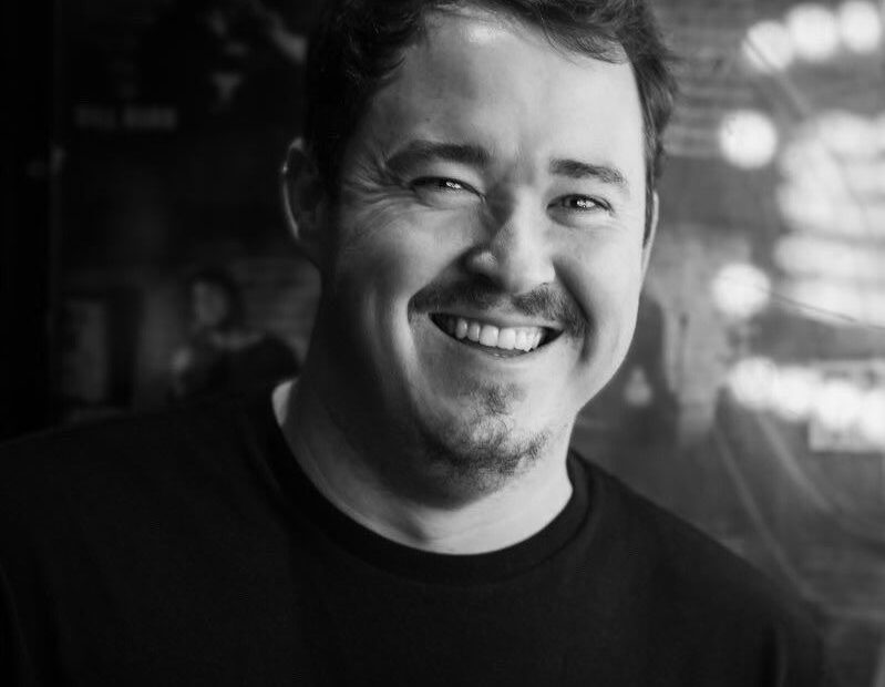 **Shane Gillis se Junta a Elenco do Filme 'Madden' da Amazon MGM** Nicolas Cage Encarnará John Madden em Filme da Amazon e Shane Gillis Completa o Elenco!