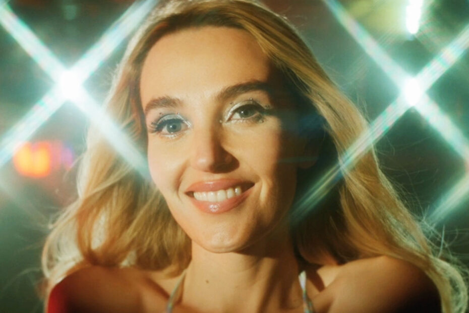 **O Sucesso de Summer of 69 nas Paradas da Hulu** O sucesso estrondoso da comédia de Chloe Fineman na Hulu