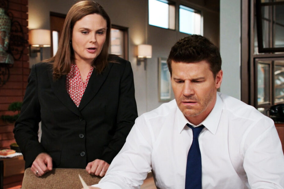 **O Presente Inusitado que Emily Deschanel Deu a David Boreanaz em Bones** Os Presentes Inusitados de Emily para David em Bones