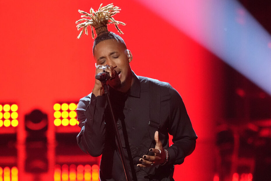 Na última semana, "The Voice" exibiu os playoffs da 27ª temporada, trazendo como destaque a emocionante apresentação de todos os 24 participantes. Cada um deles teve a chance de brilhar no palco numa disputa acirrada, que decidiria quem adquiriria uma vaga nas semifinais. Reviravolta emocionante nas etapas finais de The Voice