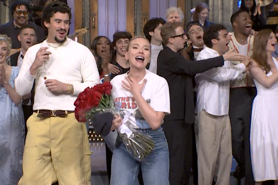 **SNL Finale com Scarlett Johansson: Um Adeus Apressado** Scarlett Johansson é surpreendida durante os agradecimentos finais