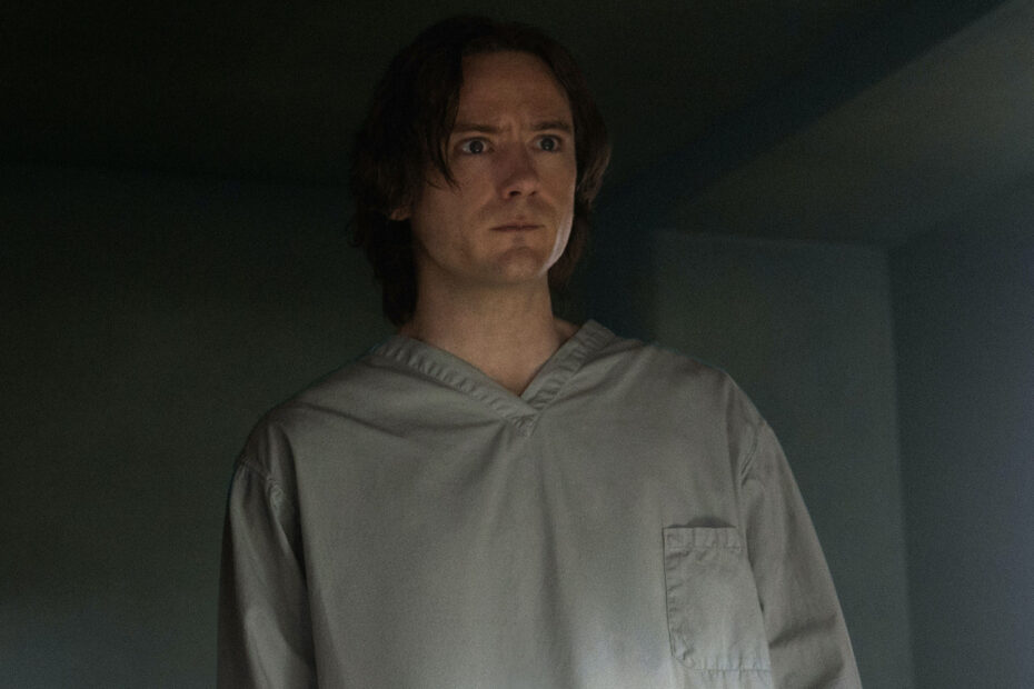 **Mudanças na Produção de Thunderbolts e a Escalha de Steven Yeun** Steven Yeun é revelado como o Sentry em Thunderbolts