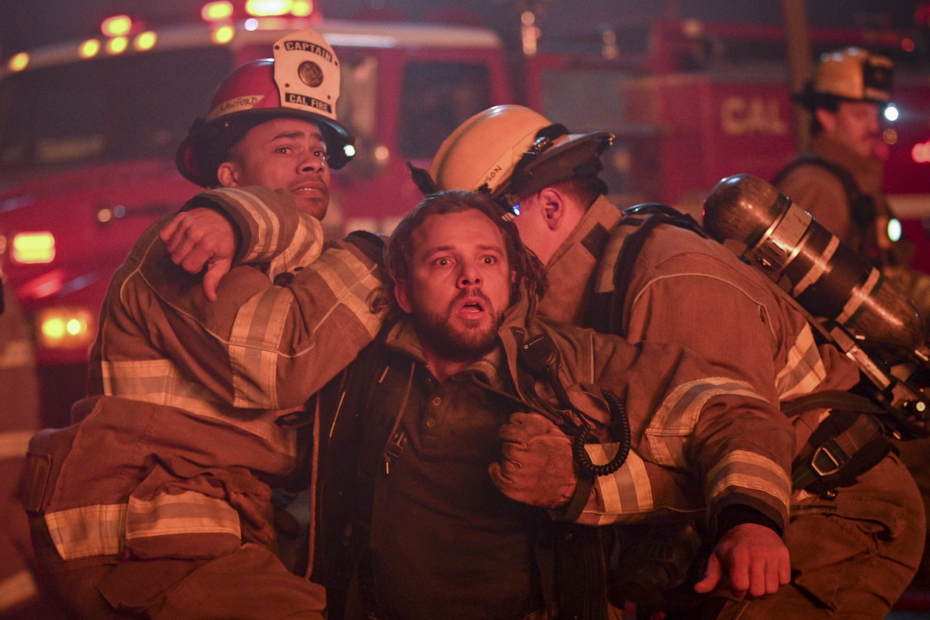 A série "Fire Country" está prestes a estrear sua quarta temporada, e os fãs estão entusiasmados pois a série tem se mostrado um fenômeno de audiência. O ator Max Thieriot, que interpreta o personagem Bode Donovan, compartilhou algumas de suas reflexões sobre os eventos dramáticos da terceira temporada e o impacto deles na nova fase da trama. Bode enfrentará profundas consequências após perda trágica