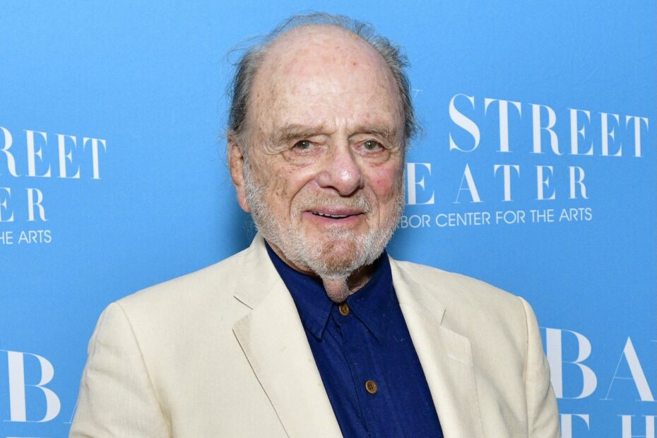 Harris Yulin, o renomado ator conhecido por seus papéis marcantes em diversas produções de televisão e cinema, faleceu na última quinta-feira, aos 92 anos. A notícia foi divulgada por meio de um perfil de fãs do artista nas redes sociais, mas até o momento, a causa da morte ainda não foi revelada. Yulin foi um talentoso intérprete, com uma carreira que abrangeu mais de cinco décadas, deixando uma marca indelével na indústria do entretenimento. Despedida de um Grande Talento: Harris Yulin nos Deixa aos 87 Anos