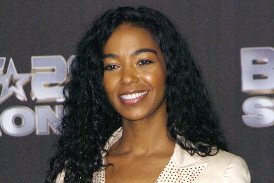 Ananda Lewis, conhecida por sua trajetória como VJ na MTV, faleceu recentemente aos 49 anos. Sua morte foi confirmada pela família, que declarou que ela estava enfrentando complicações relacionadas a um câncer de mama, diagnosticado há três anos. Durante sua luta contra a doença, Ananda se dedicou a compartilhar sua experiência nas redes sociais, buscando aumentar a conscientização sobre a enfermidade. Despedida de uma lenda: Ananda Lewis e seu legado na TV