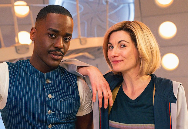 **Jodie Whittaker Retorna Emocionada a Doctor Who** Jodie Whittaker se emociona com novo TARDIS em retorno às gravações