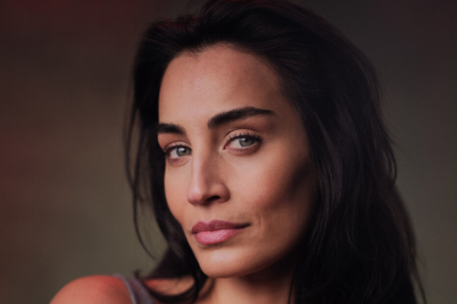 **Lara Wolf brilha em Hotel Tehran** Lara Wolf Brilha em Hotel Tehran: Uma Nova Era para o Thriller de Ação!