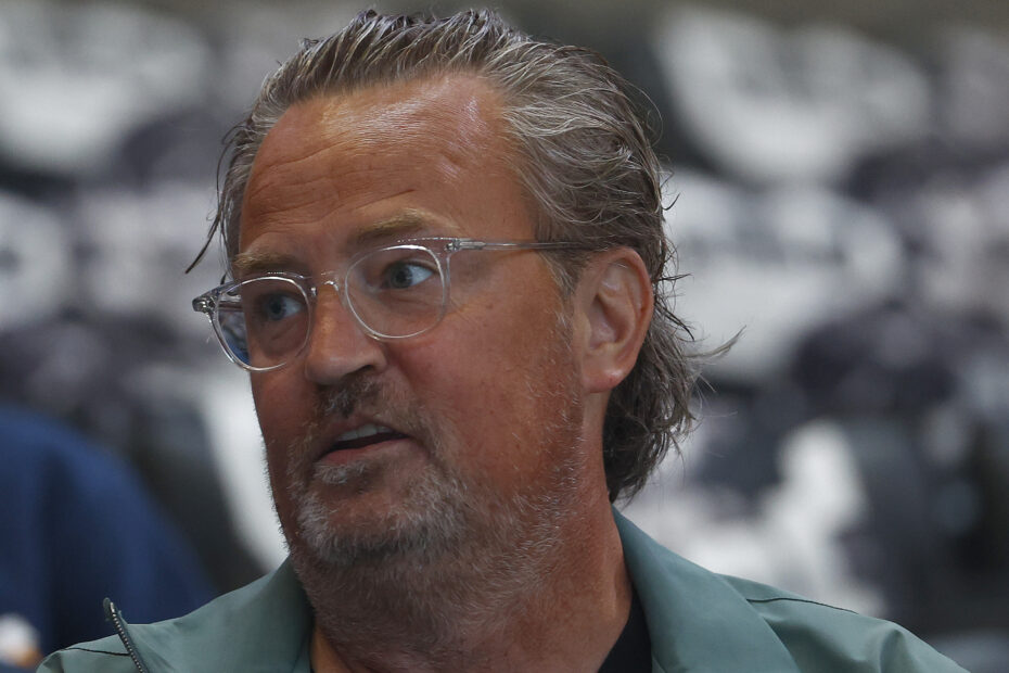 **O Processo Judicial Contra o Médico de Matthew Perry** Morte de Matthew Perry Abre Espaço para Investigações Sobre Abusos na Prescrição de Medicamentos Psicodélicos