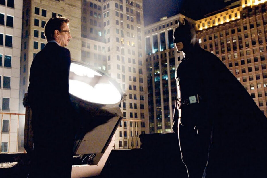 O cansaço que moldou Jim Gordon em Batman Begins