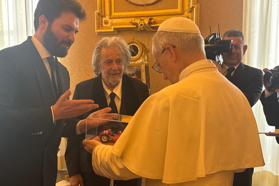 **Al Pacino Encontra o Papa Leo XIV no Vaticano** Quando o Cárcere Encontrou a Fé: Al Pacino e o Inesperado Encontro com o Papa Leo XIV no Vaticano