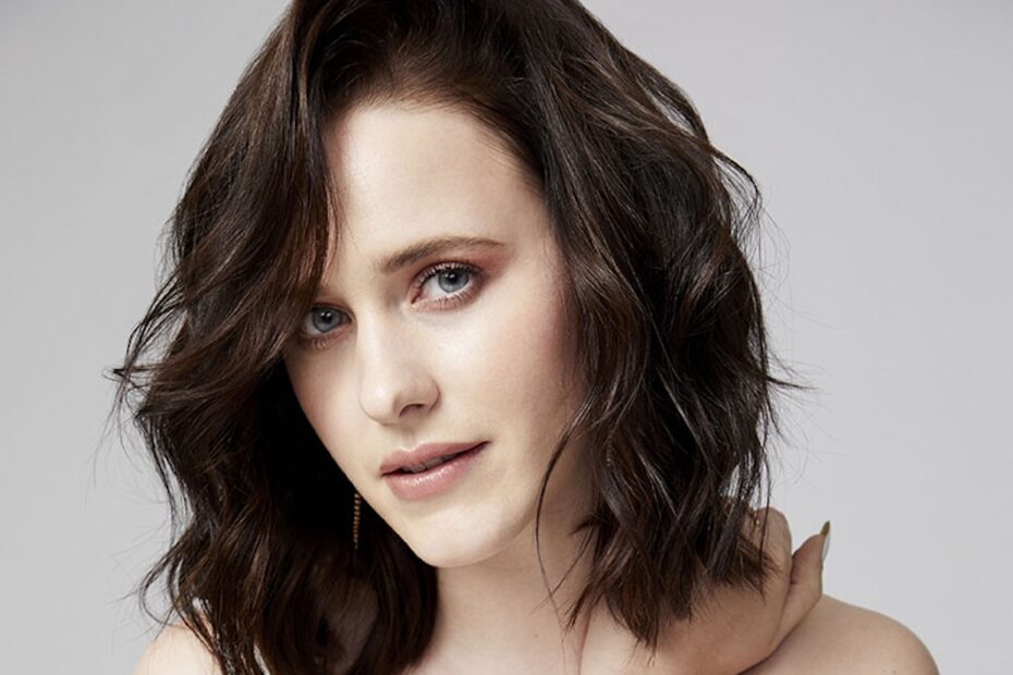 Rachel Brosnahan, conhecida por seu papel aclamado em "The Marvelous Mrs. Maisel", foi confirmada como uma das novidades na segunda temporada de "Presumed Innocent". A atriz irá interpretar o papel de "Sandy", que será uma personagem intrigante e significativa para a trama. A série, que é uma adaptação do romance de Scott Turow, tem conquistado a atenção do público e da crítica. Rachel Brosnahan assume novo desafio após Superman