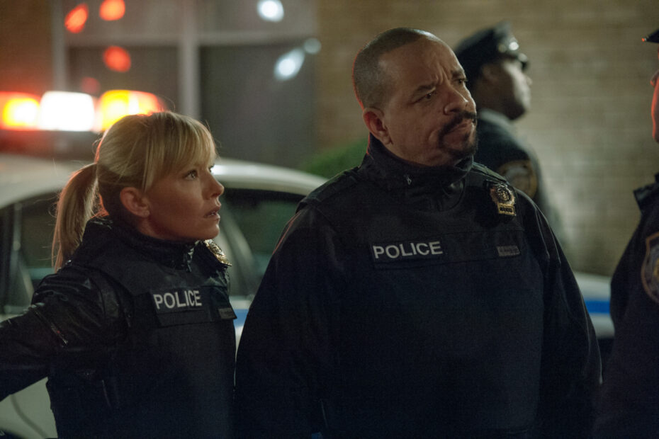 A série "Law & Order: SVU" está prestes a alcançar a impressionante marca de 27ª temporada, e um dos assuntos mais comentados entre os fãs é o retorno da atriz Kelli Giddish, que interpretou a detetive Amanda Rollins. Sua saída da série após a 24ª temporada deixou muitos admiradores surpresos, e sua volta foi amplamente comemorada. Retorno inesperado: Kelli Giddish brilha na nova temporada
