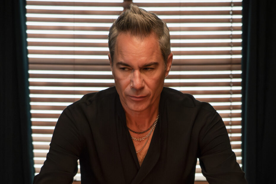 O novo projeto chamado "Hell Motel" promete ser uma experiência intrigante e envolvente para os fãs de histórias de terror e mistério. Com estreia marcada para 18 de outubro, a série traz no elenco o renomado Eric McCormack, conhecido por suas atuações memoráveis. Revanche nas Sombras: O Duelista do Terror Emergiu