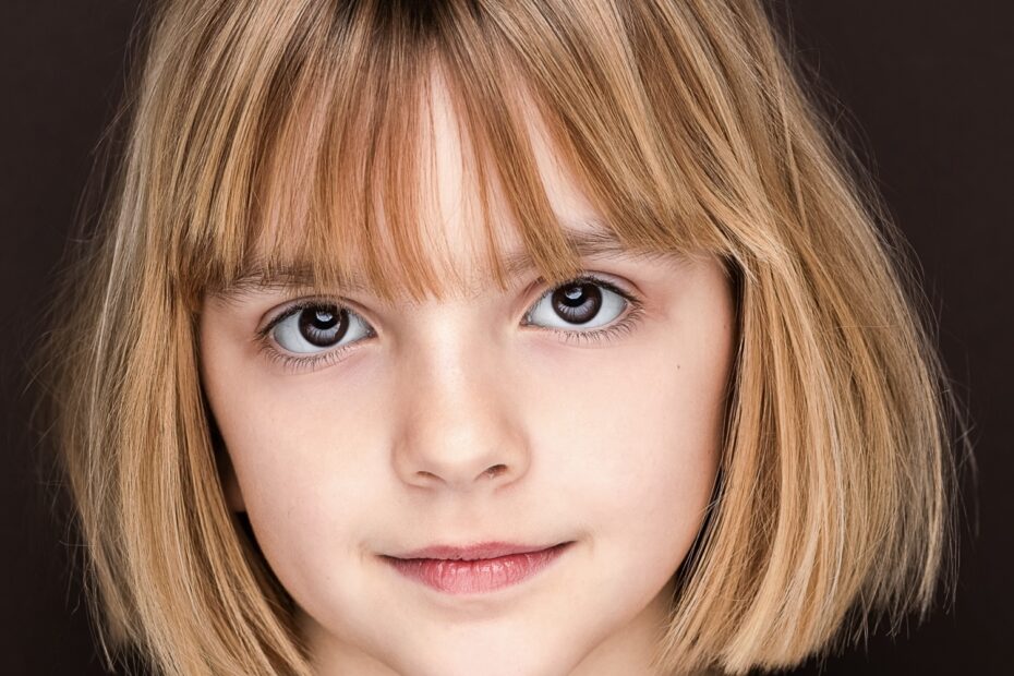 **Arabella Olivia Clark é a estrela de 'Other Mommy'** Arabella Olivia Clark, de oito anos, brilha como estrela em filme de terror 'Other Mommy' dirigido por Rob Savage