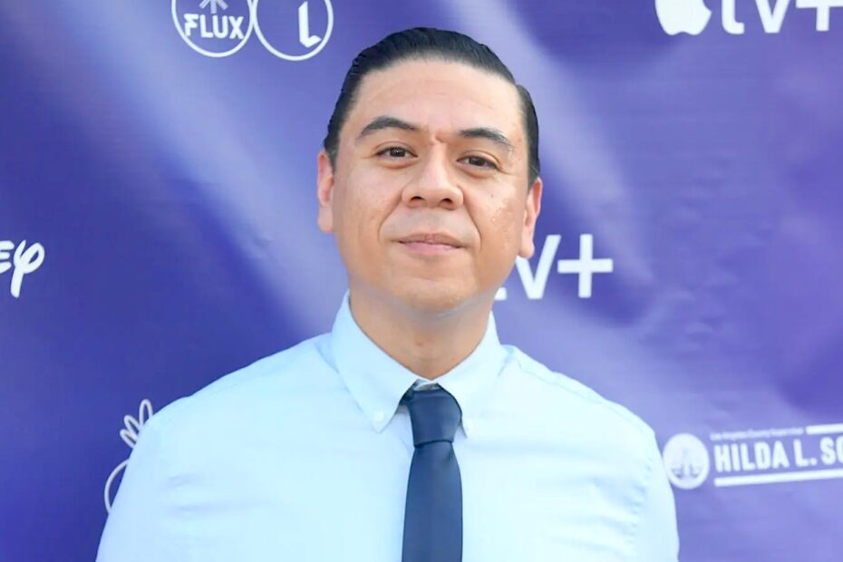 **Chris Estrada em Forklift: Uma Nova Comédia da NBC** "Chris Estrada se destaca em nova comédia sobre superação no trabalho"