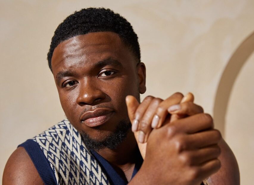 **Michael Dapaah Lança o Programa de Entretenimento "Comfortably Speaking" no YouTube** Convidados Inusitados: O Comediante Big Shaq Revela Segredos no Seu Novo Talk Show com Mabel